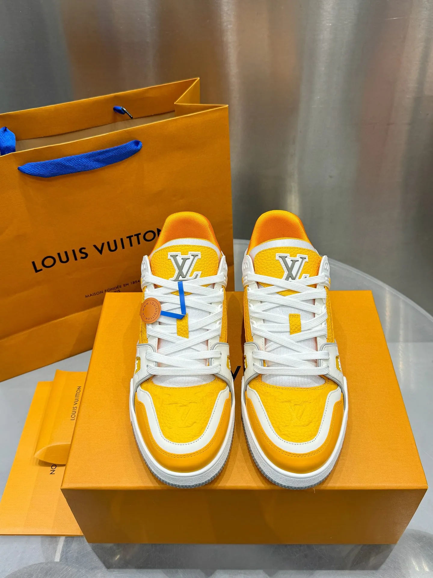 👟👟Ex-factory price 740👟👟 LOUIS VUITTON - the best-looking sneakers by Virgin Abloh, Lv Brand strongly recommends new products, official website limited edition retro basketball sneakers! Both high-top and low-top models spent money to purchase the original 1:1 accurate replica, the details are invincible, full of sincerity, imported custom-made original cowhide, the original package method is the same, the details are 100% restored, the private model customizes the original one-piece TPU outsole, which is different from other brands, without the original version, this effect cannot be achieved! LV’s best-looking couple shoes in the past, don’t miss it! Size: 35-45